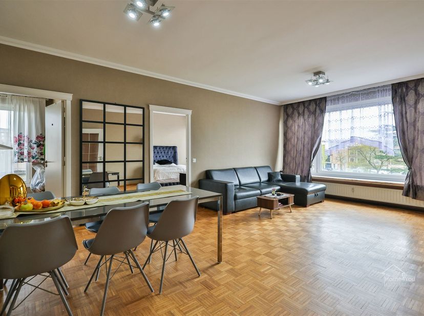 Lichtrijk appartement op de 2 verdieping met uitzonderlijk zuidwestgericht terras van ca. 17 m² en panoramisch uitzicht over Antwerpen. Gelegen in de