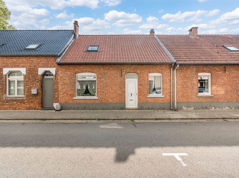 Charmante te renoveren woning op rustige ligging<br />
Ligging: <br />
<br />
Deze woning bevindt zich op een rustige locatie, met winkels, onderwi