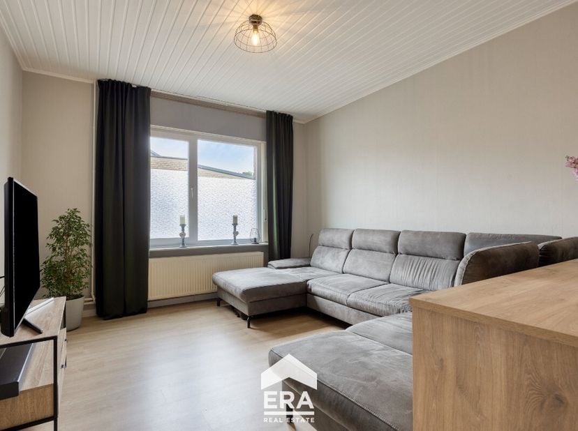 Deze instapklare halfopen woning is gelegen in een rustige straat in Grote-Brogel, op een centrale ligging tussen Peer en Bocholt. Met de lagere schoo