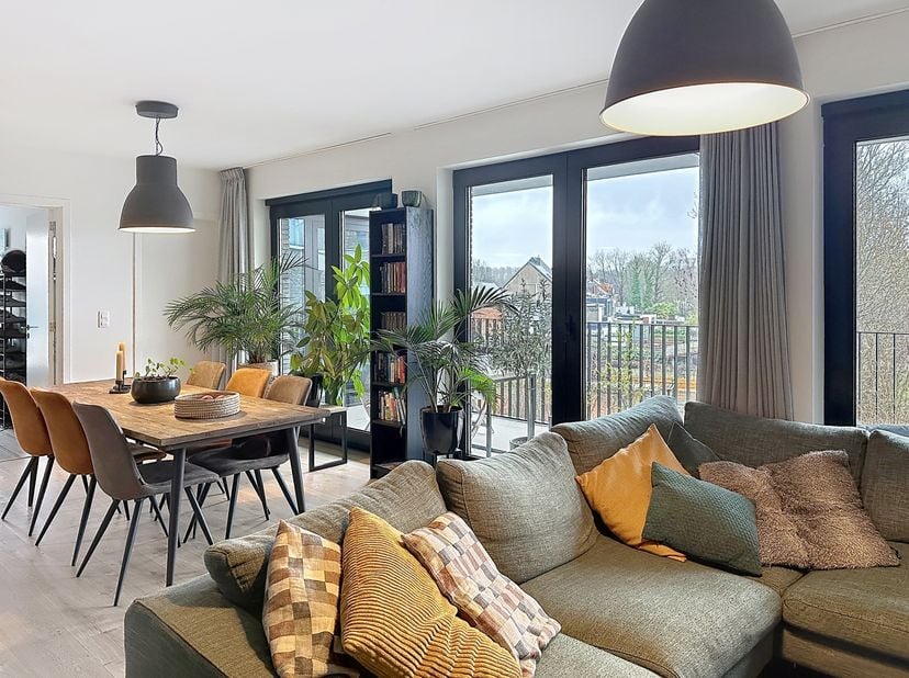 Dit lichtrijke en ruimtelijk appartement is gelegen op de site van "de Oude Gasfabriek".<br />
De woonkamer met grote raampartij geeft uit op een over