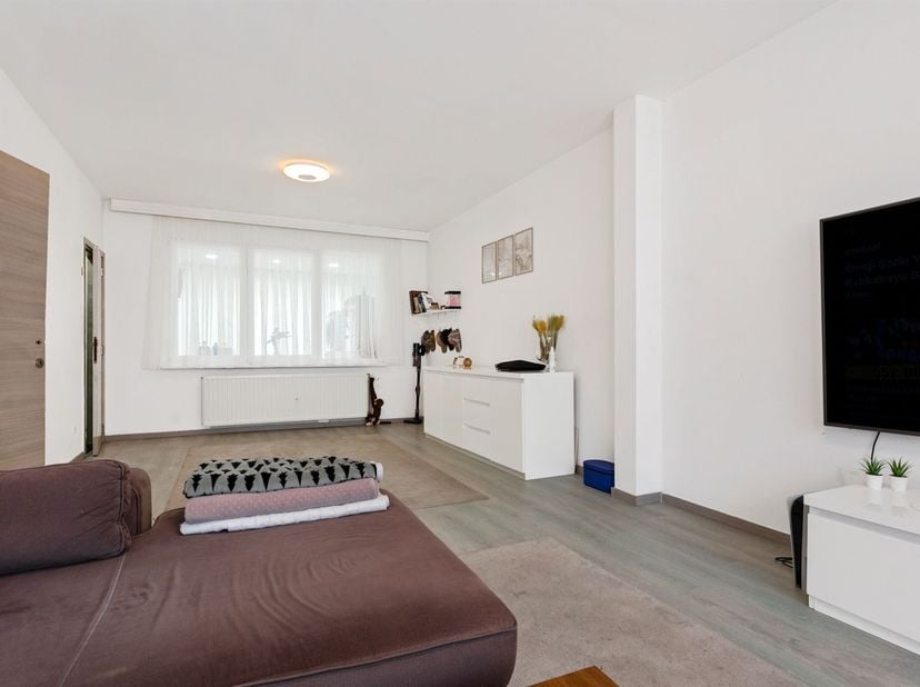 Locatie: Deze woning is gelegen in de Rik Woutersstraat, een rustige en residentiële straat in 2020 Antwerpen. Op wandelafstand van openbaar vervoer,