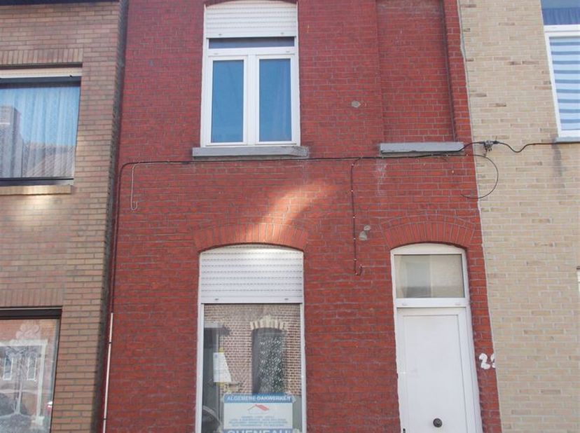Rijwoning : hall, berging, inger. badk (douche), living, kelder, inger. keuken, 2 slpks, zolderkamer + zolder, terras en tuin, cv-gas, € 675,00/m, vri