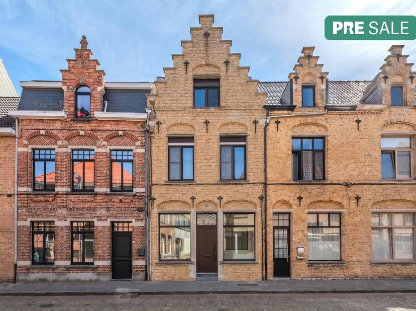 Mooi gerenoveerd huis te koop in de Doorgangstraat 15 te Ieper met 3 ruime slaapkamers. Deze tot in de puntjes afgewerkte woning geniet van een gunsti