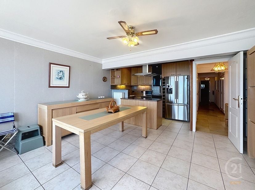 In residentie Acapulco in Westende-Bad bevindt zich dit uitzonderlijk ruime appartement met een adembenemend zicht op zee. Bij het binnenkomen komt u
