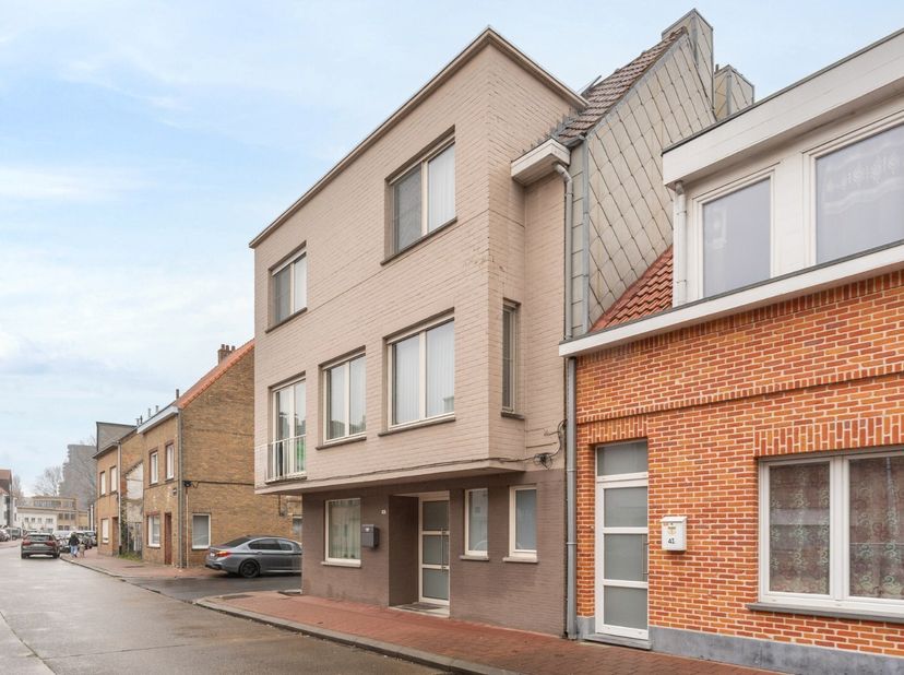 Deze centraal gelegen bel-etage woning combineert ruimte, licht en comfort met een uiterst praktische ligging. Dankzij de hoekligging geniet de woning
