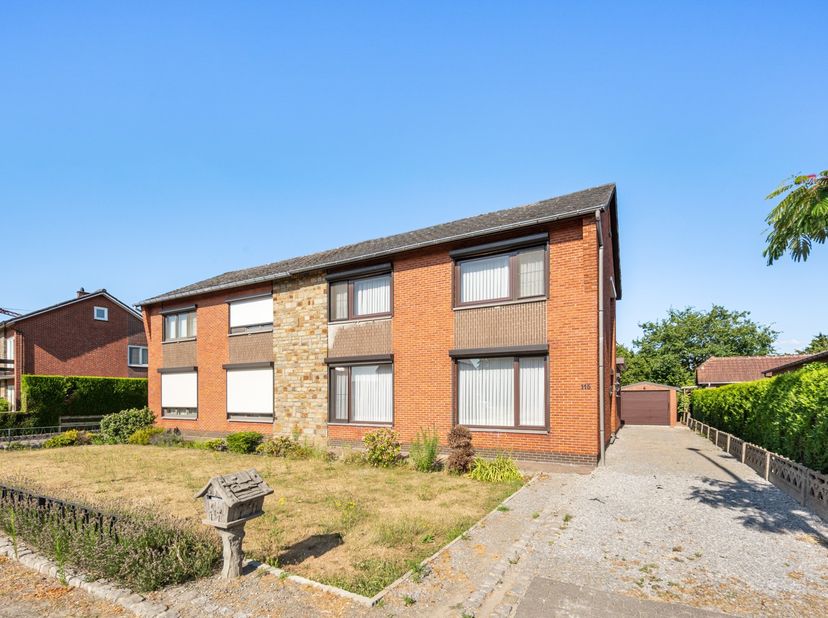 Charmante halfopen woning te Pelt<br />
<br />
Bent u op zoek naar een woning die u volledig naar uw eigen smaak kunt renoveren? Dan is deze charmante