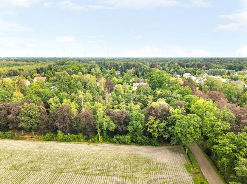 Perceel bouwgrond van 1.991 m² (lot 1) geschikt voor open bebouwing, rustig en groen gelegen, grenzend aan natuurgebied achteraan. <br />
<br />
Op 5