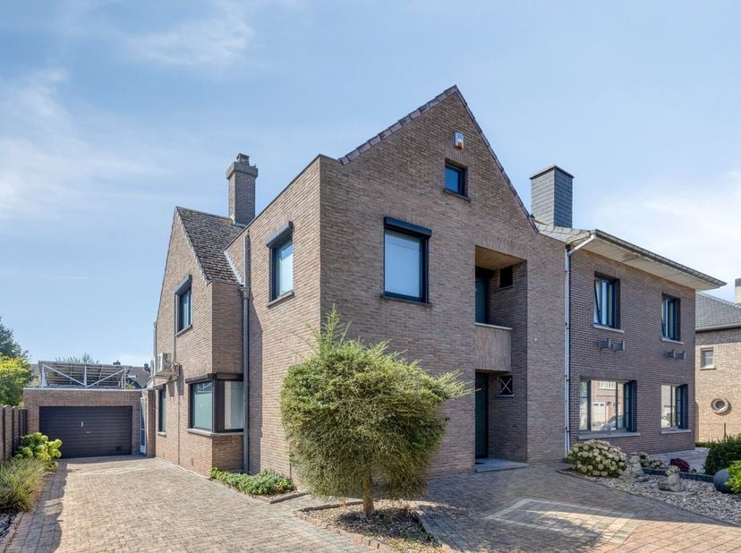 In een zeer gegeerde Residentiële buurt, uitstekende ligging treft u deze driegevelwoning met garage, grote tuin.<br />
Op wandelafstand van winkels e