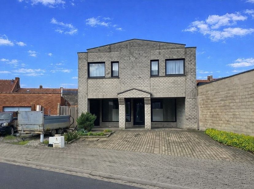 Magasin avec appartement à Moorsele.Il comprend : * Rez-de-chaussée : commerce/boutique + terrasse. * A l'étage : 2 chambres à coucher, salle de bains