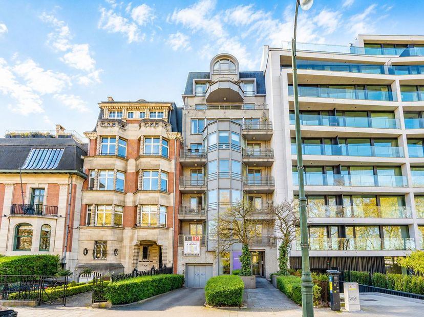 BRUXELLES-VILLE, quartier Louise, face à l'Abbaye de la Cambre, APPARTEMENT(3ch/2sdb) de 231 m² avec TERRASSES et PARKINGS en option. PEB C+. Occupant
