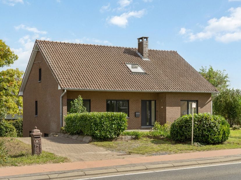 Vrijstaande gezinswoning met 4 slaapkamers en een royale garage op een perceel van 7a38ca in het landelijke Riemst. De woonst ligt enerzijds vlakbij o