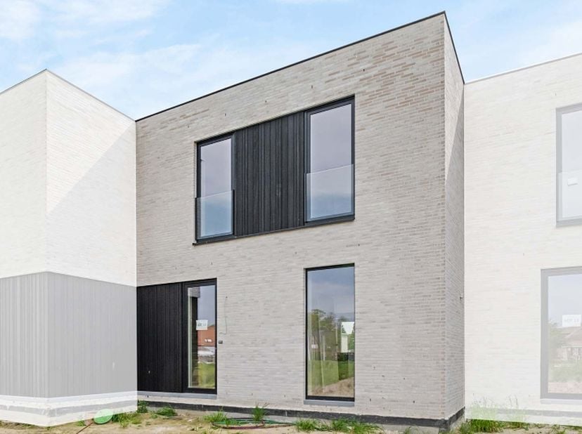 Deze moderne nieuwbouwwoning (lot 14) wordt gerealiseerd in een residentiële omgeving aan een nieuwe invalsweg van de Warandestraat. De woning werd&amp;nb