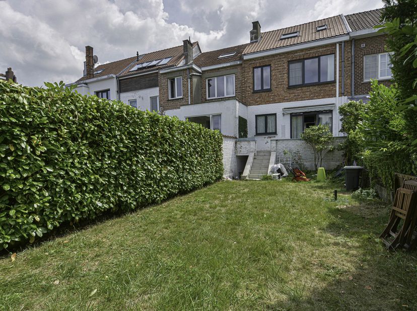 Maxime Real Estate biedt u dit lichte woning aan met tuin en garage.<br />
Uitstekende ligging in een woonwijk van Ste-Alix +/-1,5km van Place DUMON,