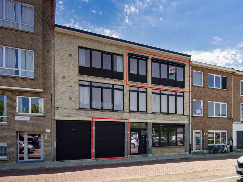Dit instapklare appartement, volledig gerenoveerd in 2021, beschikt over een privatieve garage en is uitstekend gelegen aan de Tramweglei in Lier. Sch