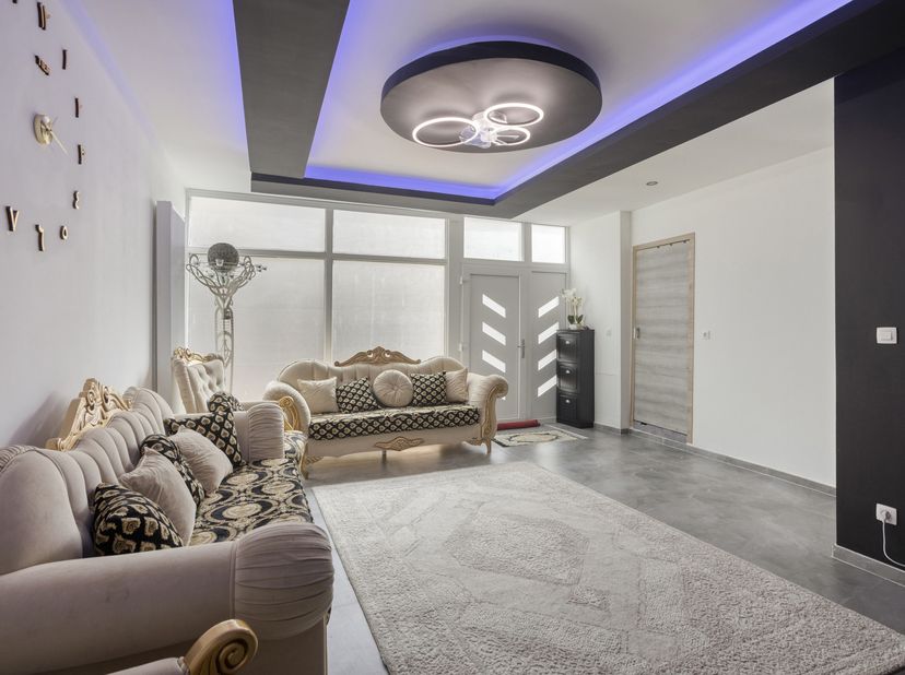 Een bezoek kan enkel telefonisch ingepland worden via 0496 07 89 48.<br />
Volledig gerenoveerde woning met o.a. een bewoonbare oppervlakte van maar l