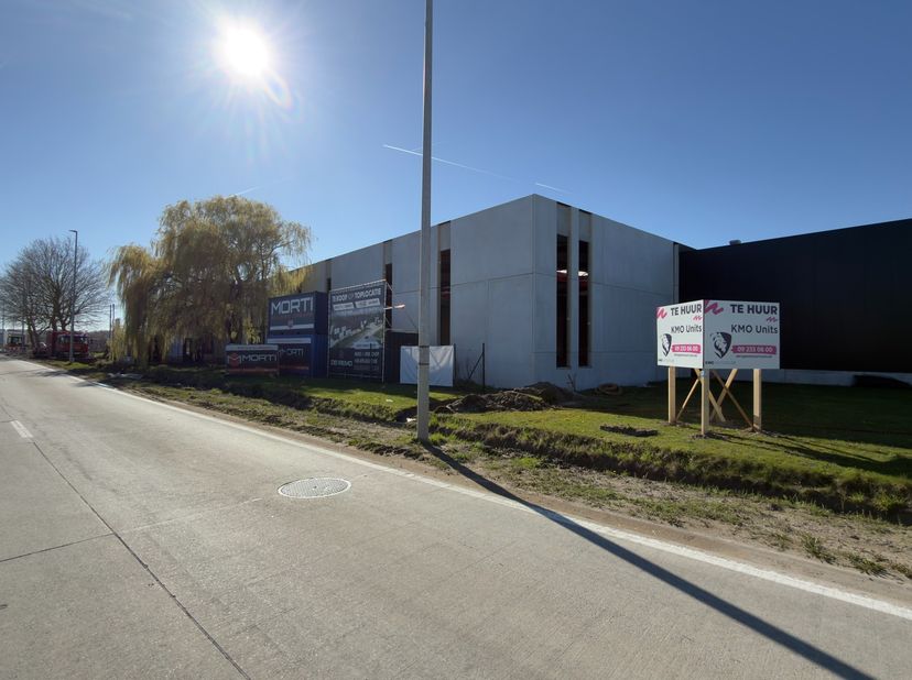 Deze moderne KMO-unit van 1190m² maakt deel uit van het KMO-park ‘Schipdonk’. Optioneel kan er bijkomend 200 m² kantoorruimte worden bij gehuurd.<br /