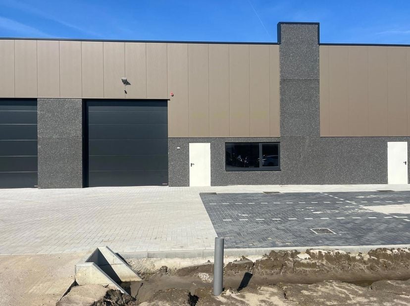 Magazijn van 230m² met ingebouwde mezzanine van 30m²<br />
Met 3 parkeerplaatsen<br />
Voorzien van 1 sectionaal poort.<br />
Nieuw KMO-park.<br />
ve