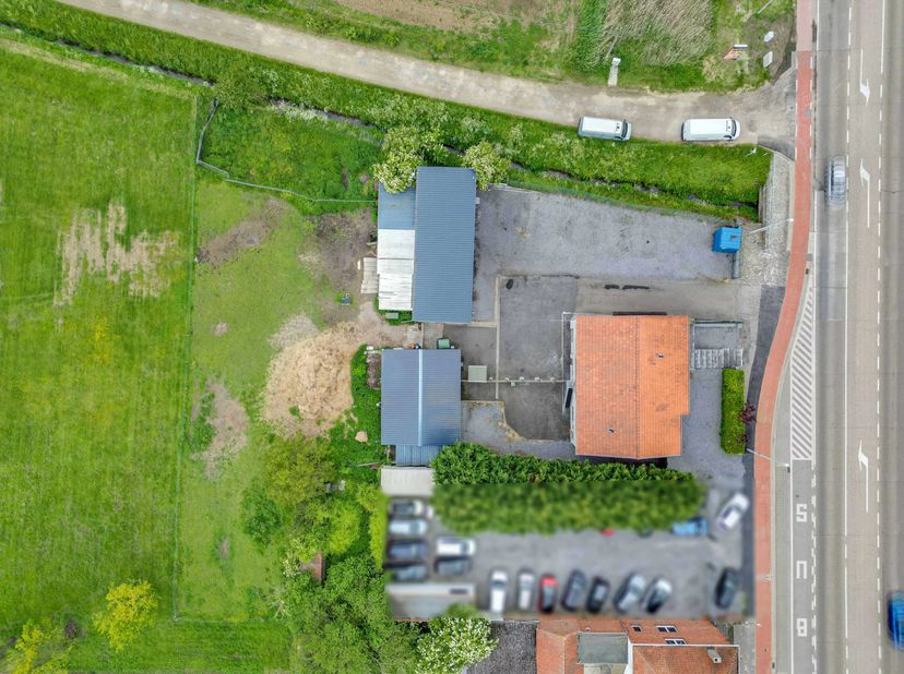 Dit investeringspand ligt op de Luikersteenweg, nabij het centrum van Sint-Truiden. Het pand werd opgesplitst in twee wooneenheden en werd ook recent