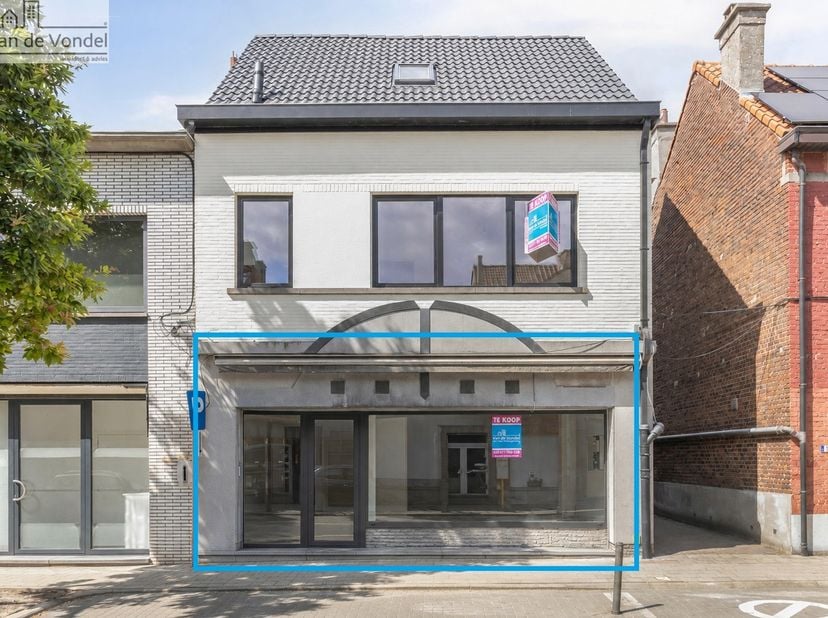 Commercieel pand te centrum Erembodegem (ca. 195 m² op de Hogeweg te Erembodegem)<br />
Dit ruime commerciële gelijkvloers van ca. 195 m² is centraal