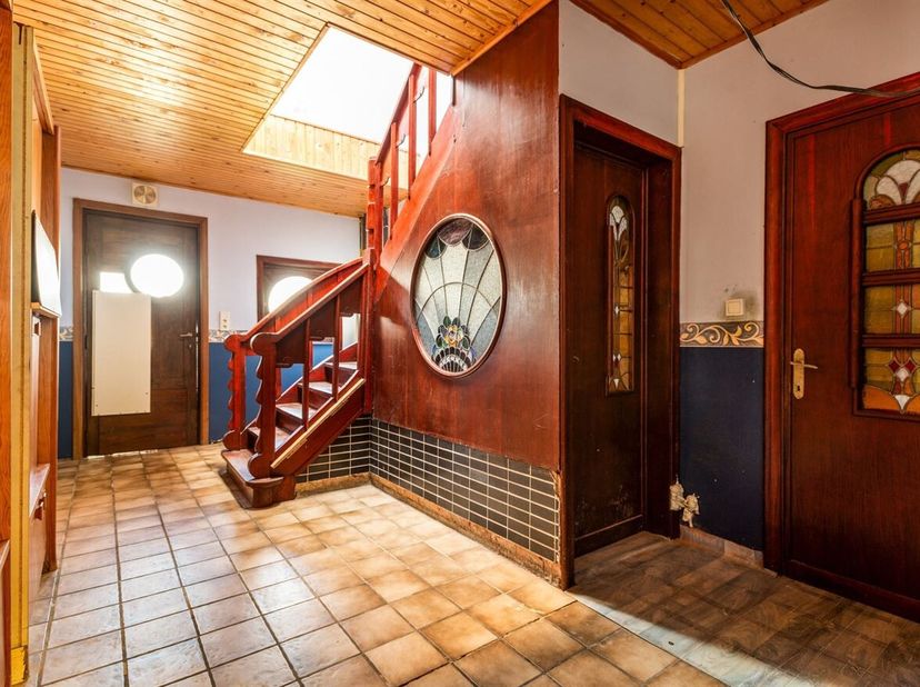 Maison art-déco de caractère (construction ouverte) avec 3 chambres à coucher, garage et jardin orienté au sud, située sur un terrain de 21 m de large