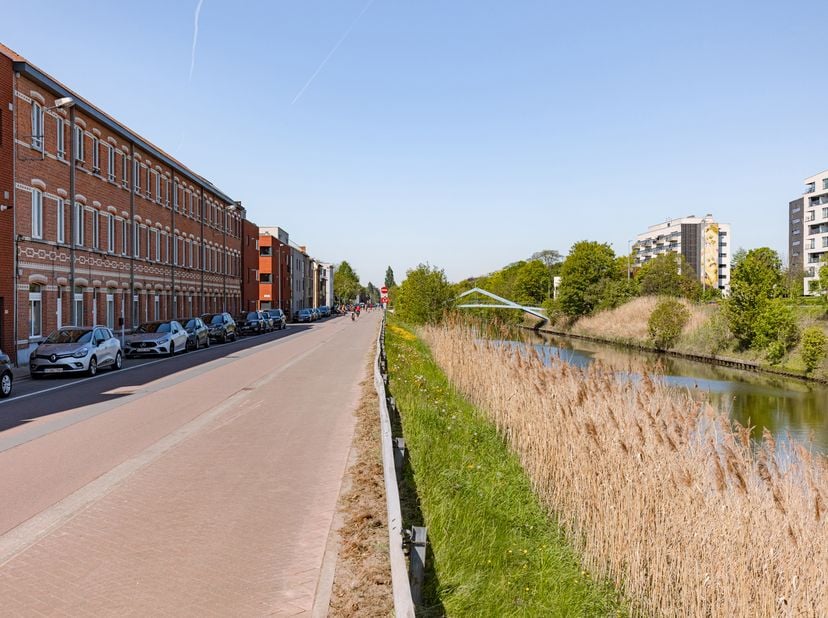 Bienvenue au Groendreef 197 à Gand, où confort et modernité se rencontrent harmonieusement. Cette maison entièrement rénovée est idéale pour ceux qui