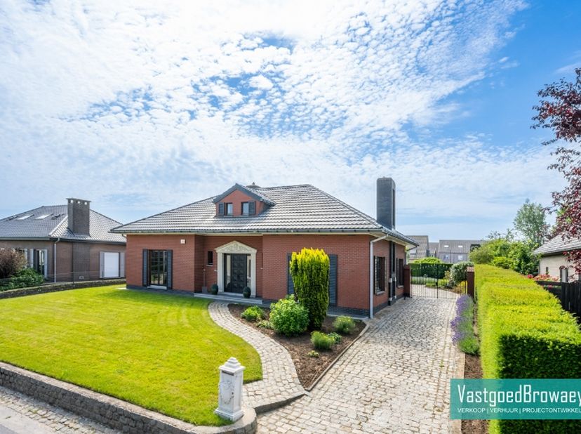 Bent u op zoek naar een ruime, degelijk gebouwde woning die doorheen de jaren met zorg werd onderhouden? Dan is deze statige bungalow in Elst beslist