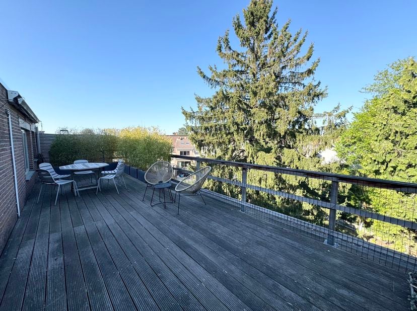 KRAAINEM – Prachtig gemeubeld duplex penthouse-appartement van 161 m², gelegen op de 3e verdieping zonder lift, ideaal gelegen vlakbij het Dumonplein.