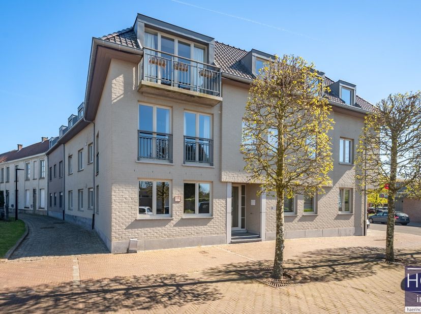 De ligging<br />
Dit appartement is gelegen op het gelijkvloers van 'Residentie Bel Air', een nieuw opgericht gebouw uit 2008 gelegen aan het Eineplei