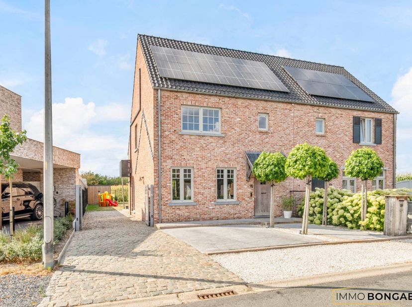 Deze half-vrijstaande woning in landelijke stijl is rustig gelegen op een perceel van 4a38ca te Tongerlo (Bree). De woning is volledig afgewerkt en vo