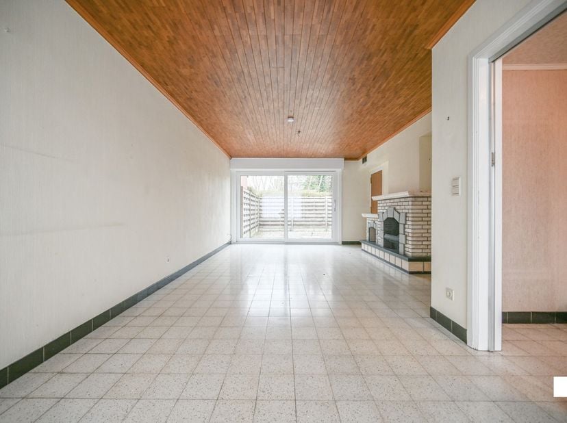 VERKOCHT! Compromis in opmaak!Ontdek deze te renoveren eengezinswoning met vier slaapkamers en inpandige garage, gelegen in een rustige en kindvriende