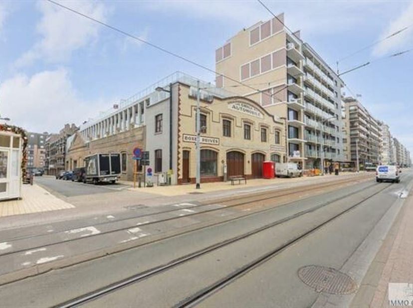 Centraal gelegen ondergrondse parkeerplaats in de residentie Omnia. De parkeerplaats is makkelijk bereikbaar en vlot toegankelijk. <br />
Afmetingen: