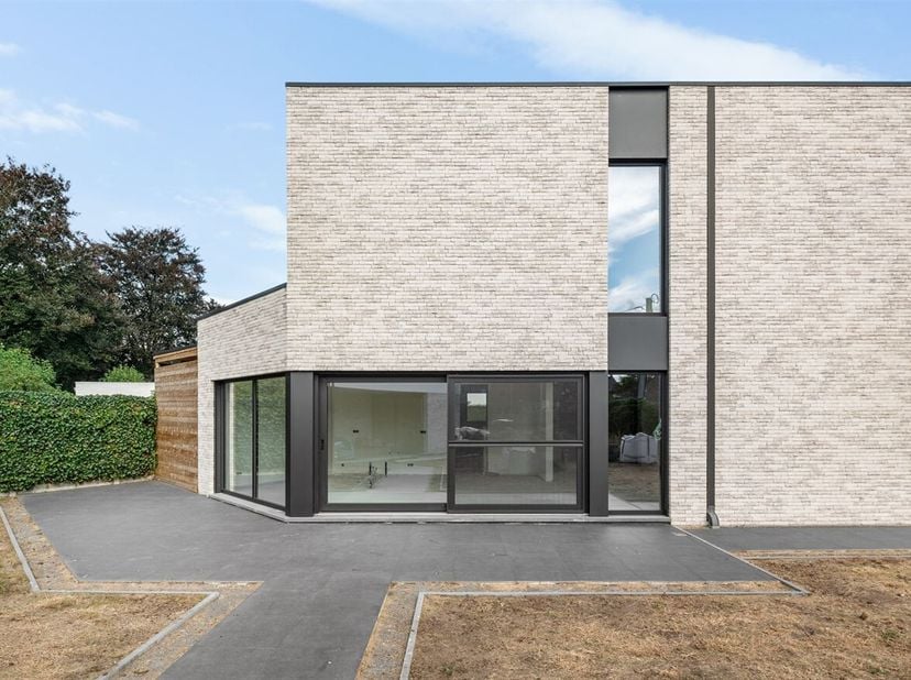 Casco nieuwbouwwoning met 3 slaapkamers op toplocatie in Retie<br />
Deze energiezuinige casco woning is gunstig gelegen nabij het centrum van Retie,