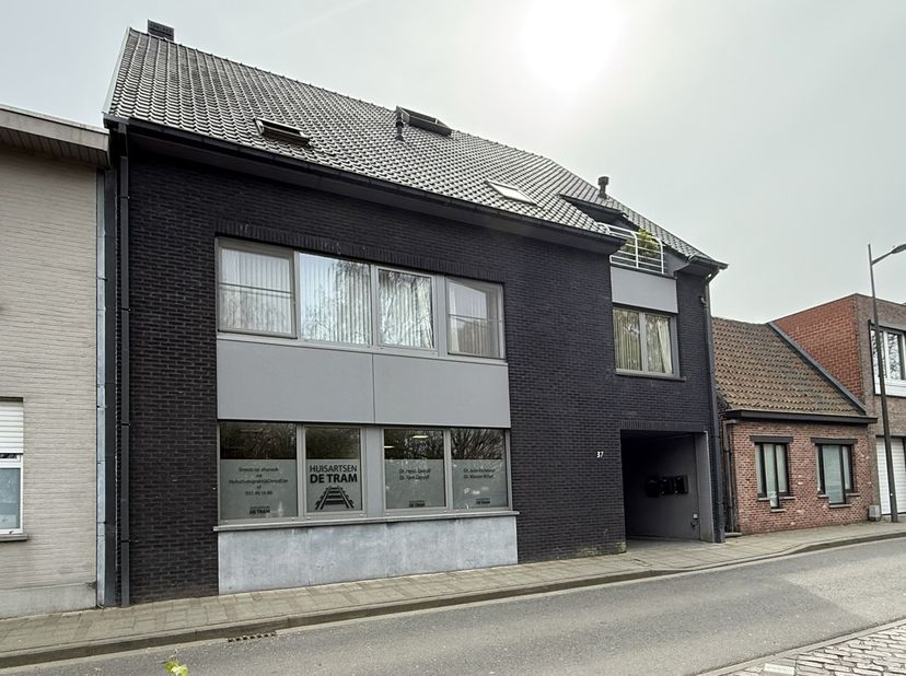 Instapklaar praktijk-/kantoorpand in het centrum van Tielt.<br />
Dit functioneel ingedeelde pand is ideaal voor een paramedische praktijk, vrij beroe