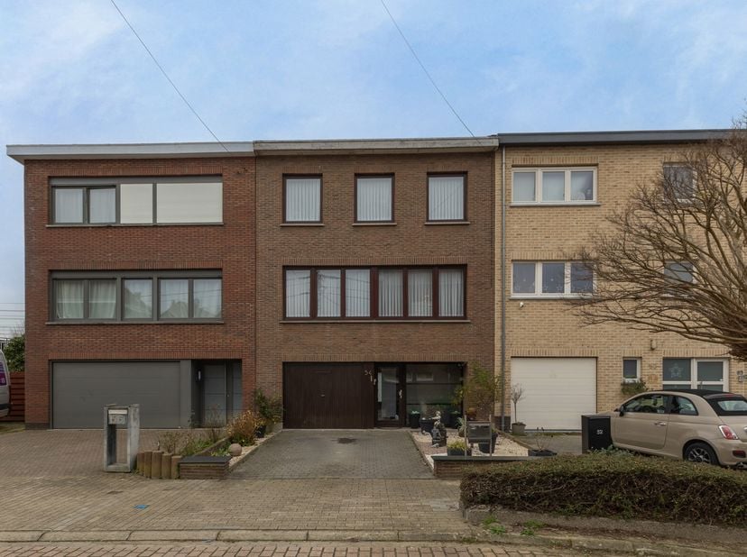 Immo Pické biedt U deze goed onderhouden en gunstig gelegen woning aan in de nabijheid van scholen, winkels, openbaar vervoer en de belangrijkste verb