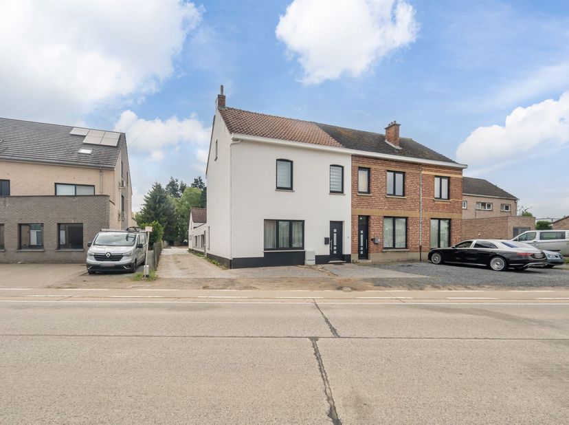 Locatie<br />
: <br />
Deze woning bevindt zich in Paal, een deelgemeente van Beringen, gekend om haar uitstekende bereikbaarheid. Winkels, scholen,