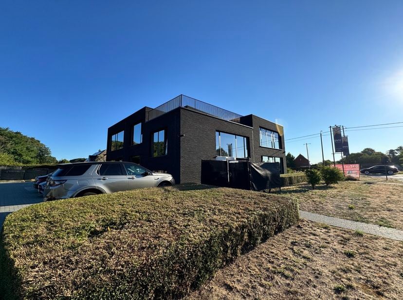 BUREAUX À VENDRE | VENTE DE PARTICIPATION d'une valeur immobilière de 2,1 MEUR<br />
<br />
Immeuble de bureaux multifonctionnel et prêt à l'emploi si