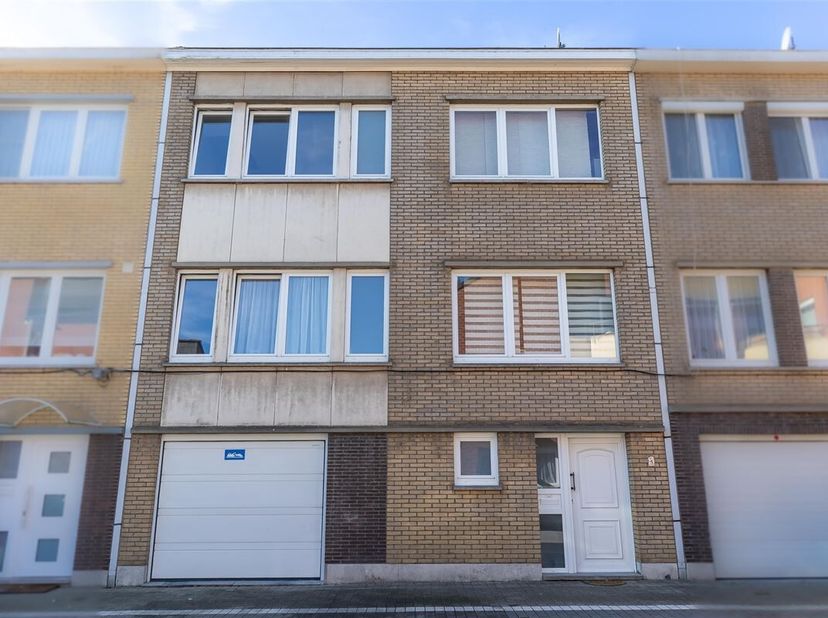 Property One stelt u deze charmante bel-étagewoning voor, ideaal gelegen aan het einde van een doodlopende straat, in een bijzonder rustige omgeving m