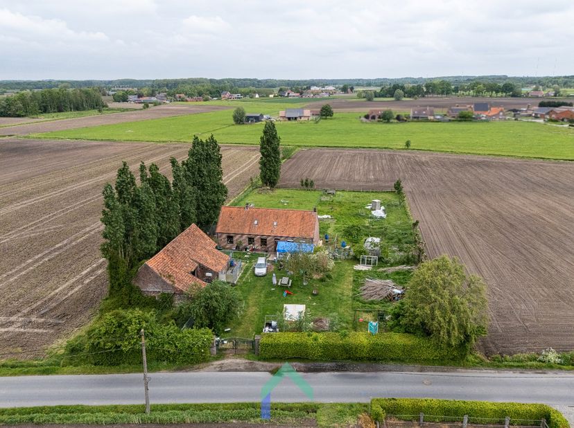 Ligging<br />
Deze te renoveren hoeve is gelegen in de Keukelstraat 49 te Wingene, op een bijzonder rustige en groene locatie. De omgeving wordt geken