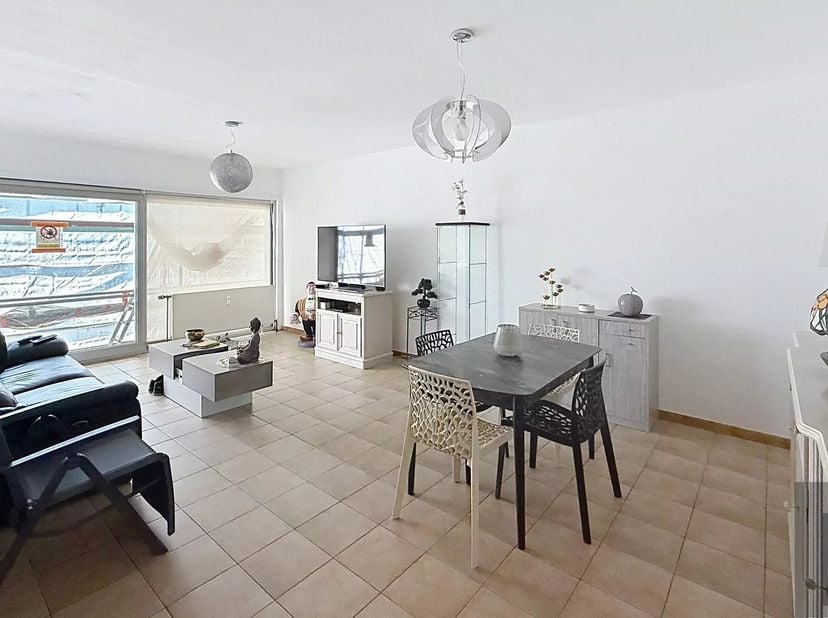 Au 7 étage de la Résidence "Lamartine", découvrez ce bel appartement 2 chambres avec balcon, garage et cave, idéalement situé aux portes du centre-vil