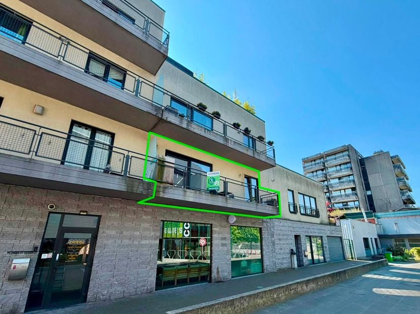 Bel appartement au 1er étage avec ascenseur, Appartement lumineux comprenant un hall d’entrée avec WC séparé, donnant accès à un agréable séjour compo