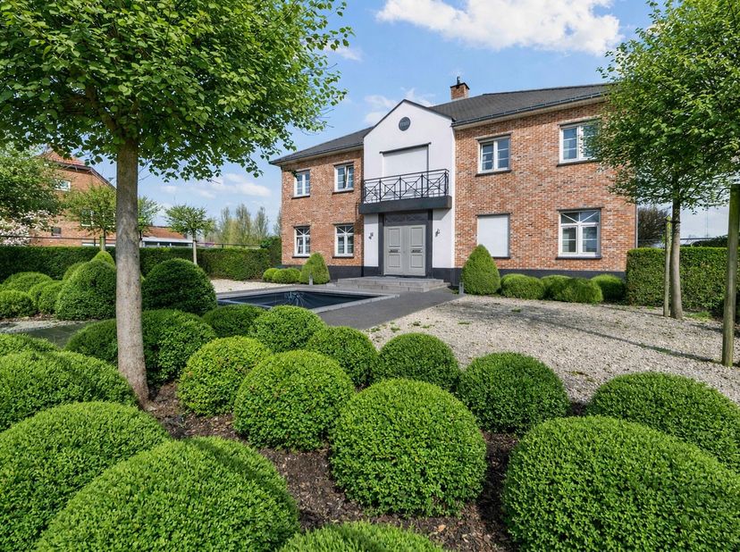 Deze indrukwekkende villa is gelegen op een perceel van 17 are 75 ca en beschikt over een uitzonderlijke bewoonbare oppervlakte van maar liefst 632 m²