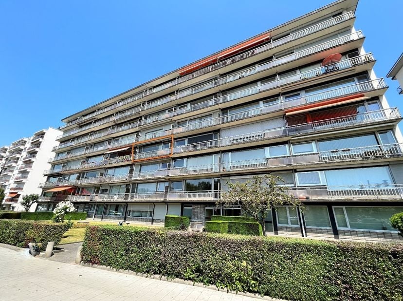 Dit ruime en functionele appartement is gelegen op de derde verdieping van een gebouw met lift. Indeling: een inkomhal voorzien van ingebouwde kasten.