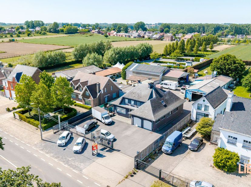 Op een ruim perceel van 26a18ca bevindt zich deze uitzonderlijke eigendom waar comfortabel wonen en professioneel ondernemen perfect samenkomen. Dankz