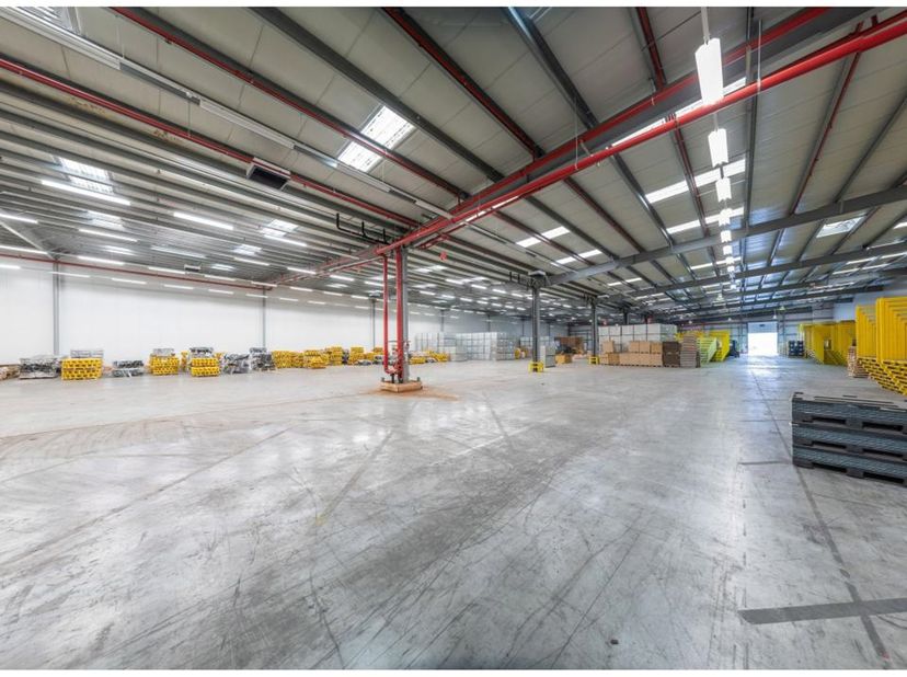 6.875m&amp;sup2; magazijn voorzien van 5 los- en laadkades en 1 gelijkvloerse poort met mogelijkheid tot extra buitenopslag van 2.400m&amp;sup2; te huur in de