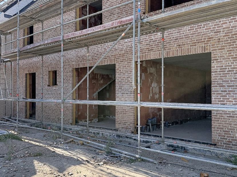 Rond de Mokkerkapel worden drie moderne BEN-woningen gebouwd op een toplocatie, op wandelafstand van scholen, winkels en openbaar vervoer. De woningen