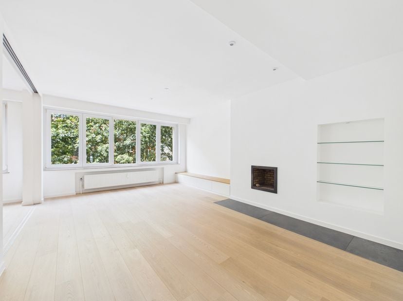 Gelegen op de derde verdieping van een gebouw met lift, geniet dit appartement van een uitstekende ligging aan de voet van het Jubelpark, op wandelafs