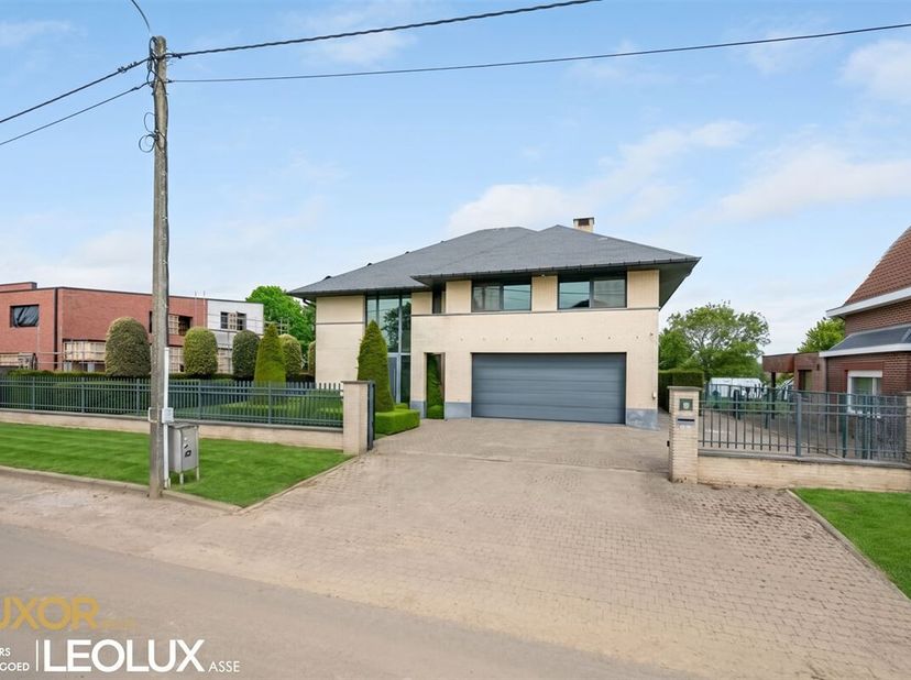 Immo Leolux biedt deze moderne en ruime gezinswoning aan in Meise. Ideaal voor wie comfort, stijl en energiezuinig wonen zoekt. De woning beschikt ove