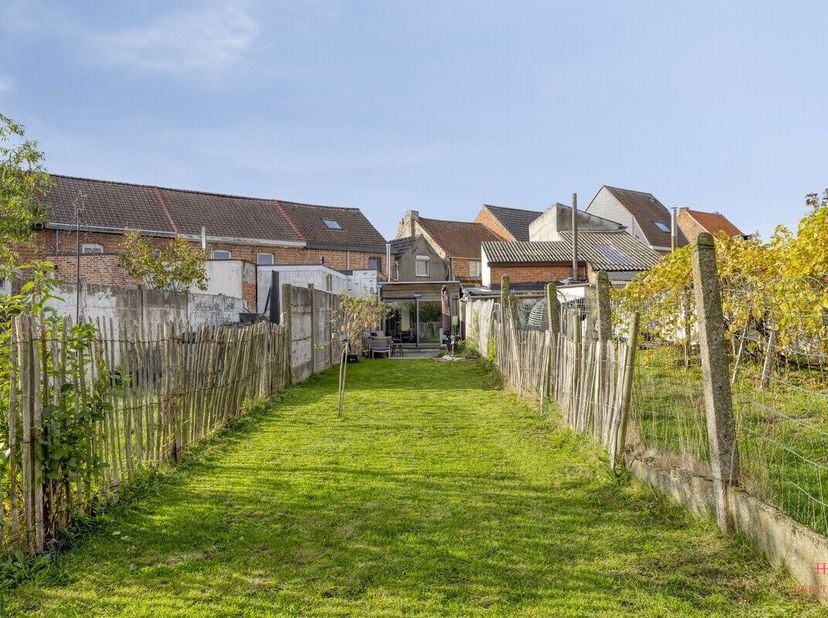 Ontdek deze gezellige woning, rustig gelegen in Hamme op wandelafstand van winkels, scholen en openbaar vervoer. De woning biedt een ideale combinatie