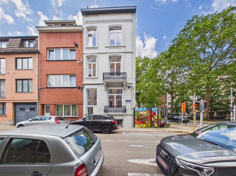 Jette | Jette Spiegelplein/wijk Saint-Pierre! Smaakvol gerenoveerd appartement met 1 slaapkamer en een grote binnenplaats (ca. 30 m²!).<br />
De wonin