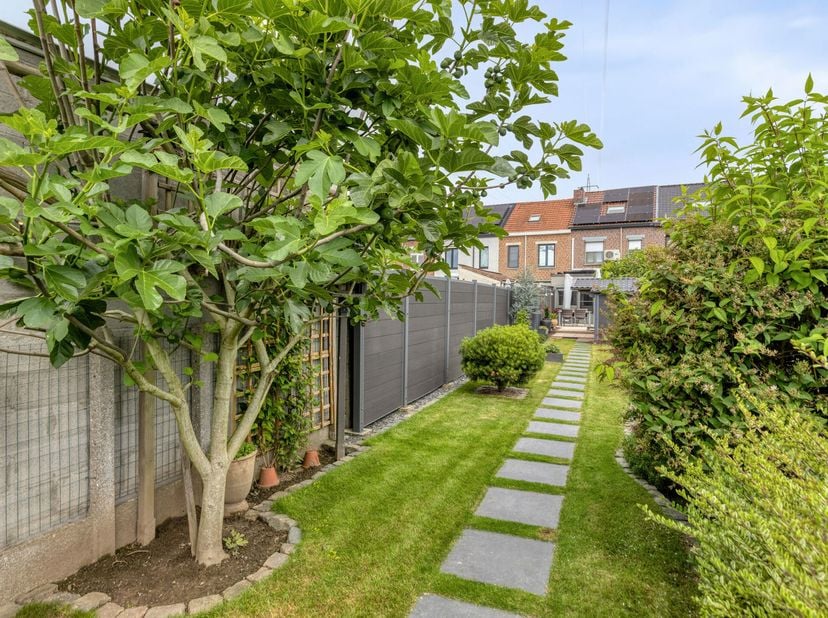Instapklare, recent gerenoveerde woning met 3 slaapkamers (4 mogelijk) en prachtig onderhouden tuin. De hoogspanningskabels boven de woning worden bin
